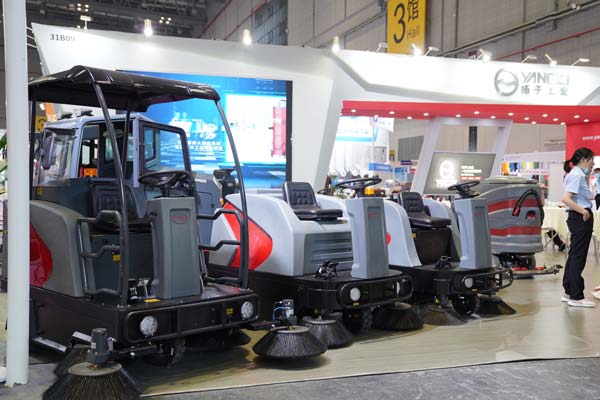 想買(mǎi)掃地車，電動(dòng)好還是油的好